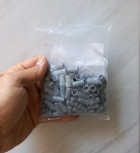 کانکتور پیچی مدل SP1 رنگ طوسی در دست کاربر برای اتصال ایمن سیمها