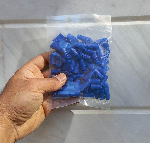 کانکتور پیچی آبی مدل SP2 در دست کاربر برای اتصال سریع و ایمن سیمهای برق