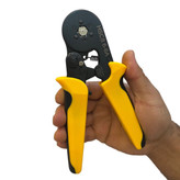 انبر پرس سرسیم ۶ گوش زن که توی دست قرار دارد