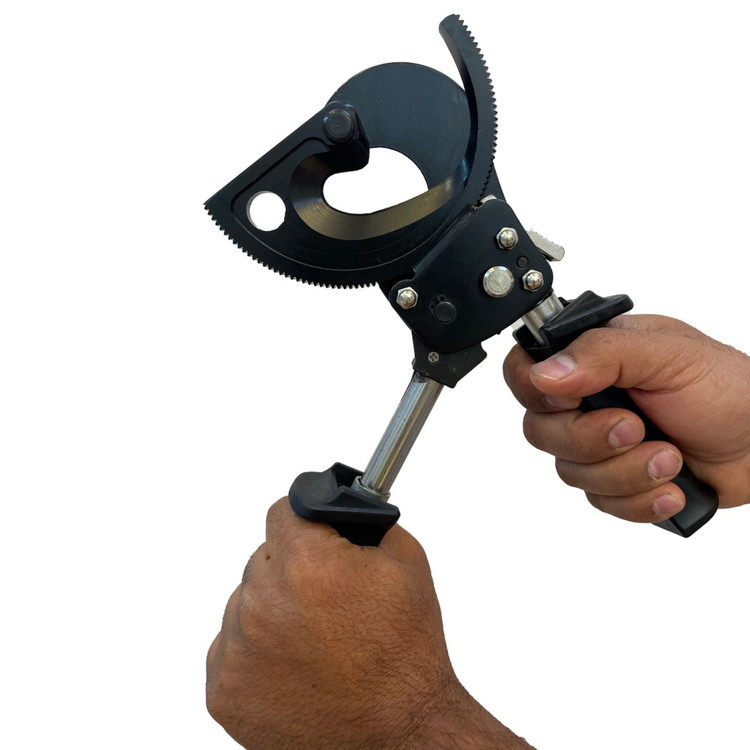 «قیچی کابلبر جغجغهای در دست کاربر برای برش کابل